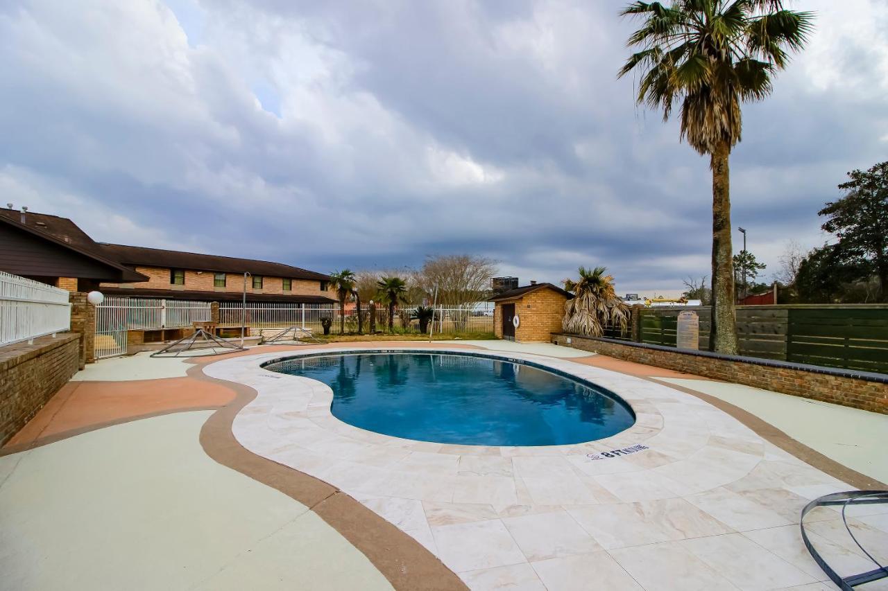 Oyo Pinewood Inn & Suites Silsbee 외부 사진