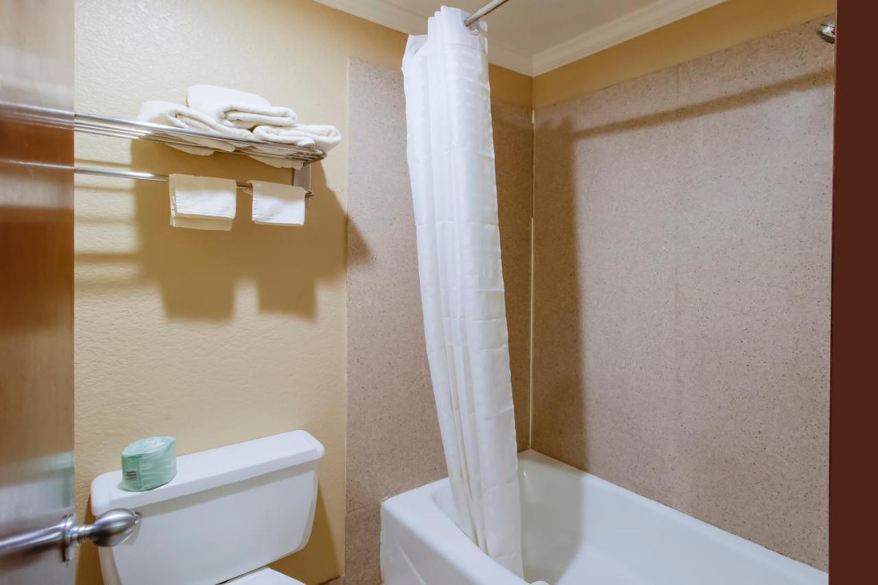 Oyo Pinewood Inn & Suites Silsbee 외부 사진