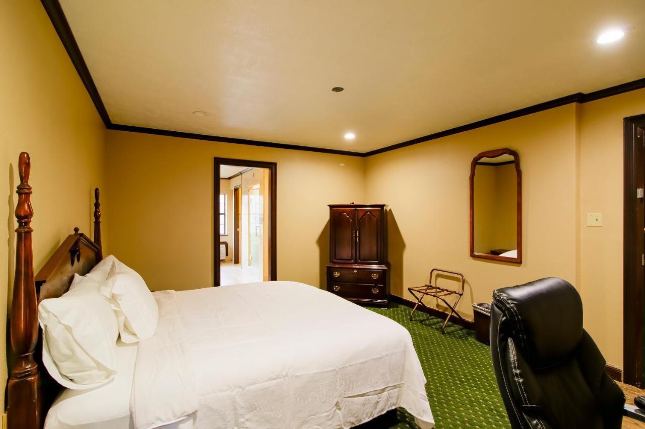Oyo Pinewood Inn & Suites Silsbee 외부 사진