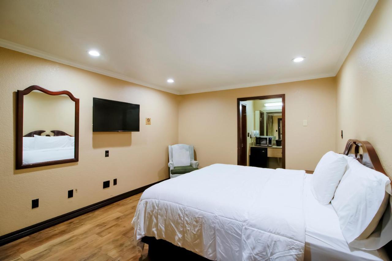 Oyo Pinewood Inn & Suites Silsbee 외부 사진