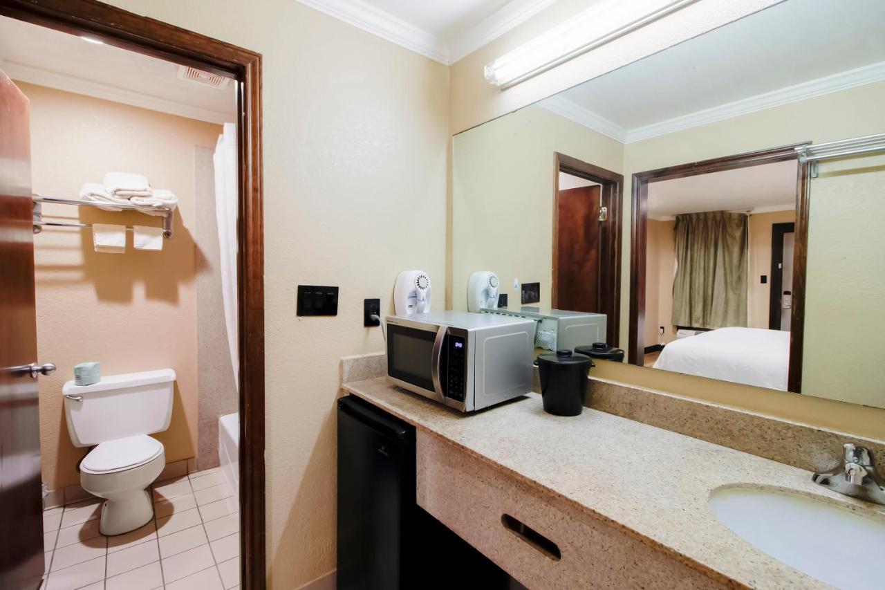 Oyo Pinewood Inn & Suites Silsbee 외부 사진