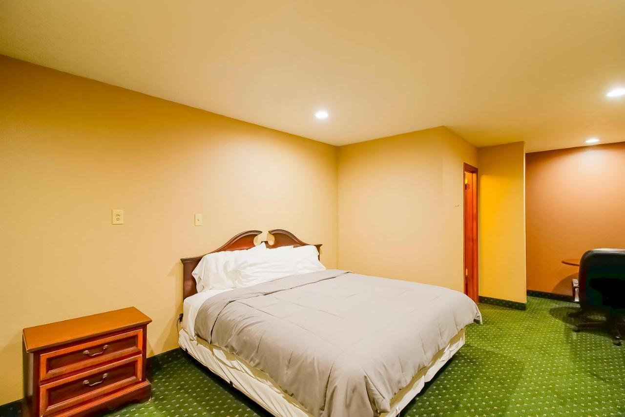 Oyo Pinewood Inn & Suites Silsbee 외부 사진
