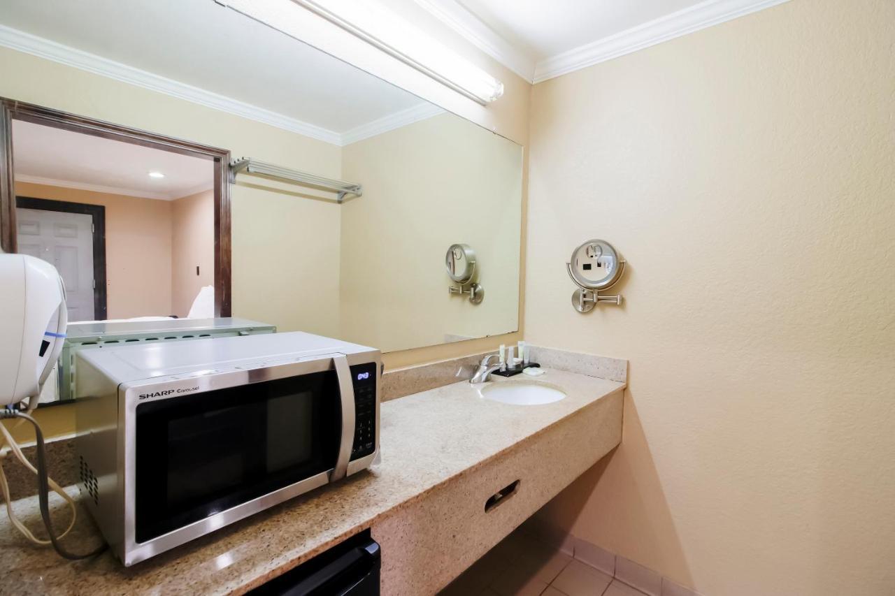 Oyo Pinewood Inn & Suites Silsbee 외부 사진