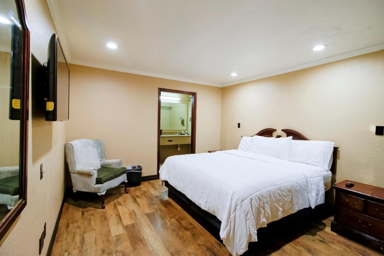 Oyo Pinewood Inn & Suites Silsbee 외부 사진