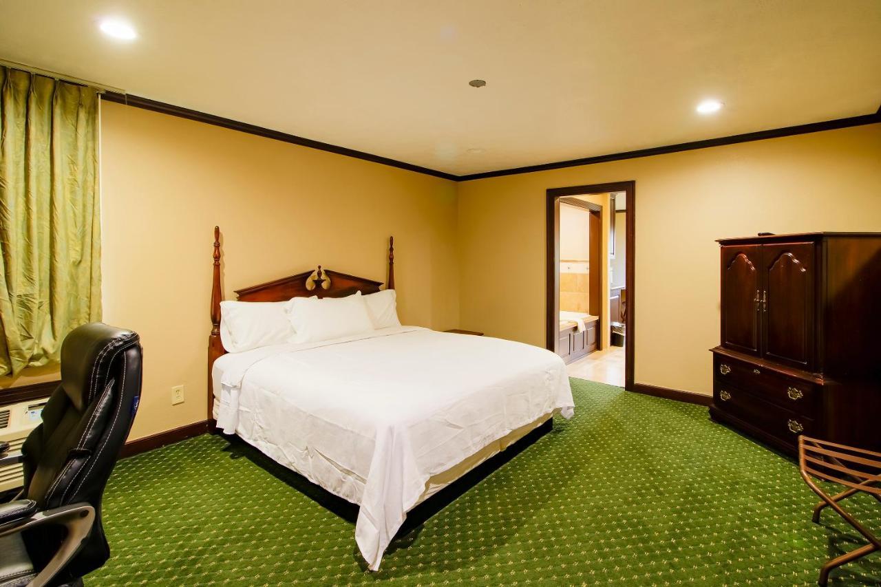 Oyo Pinewood Inn & Suites Silsbee 외부 사진