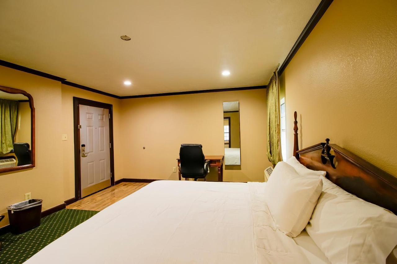Oyo Pinewood Inn & Suites Silsbee 외부 사진