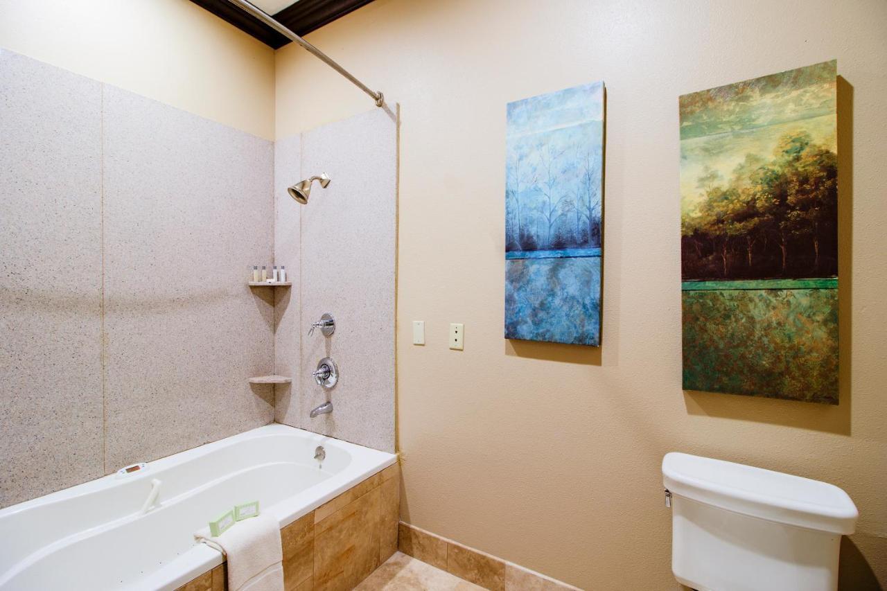 Oyo Pinewood Inn & Suites Silsbee 외부 사진